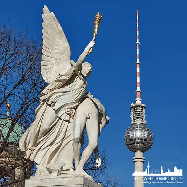 Berlin Fernsehturm und Schlossbrücke - Bild auf Leinwand, Acrylglas oder Alu-Dibond