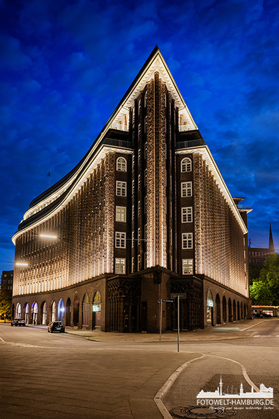 Hamburg Chilehaus zur blauen Stunde - Bild auf Leinwand oder Acrylglas