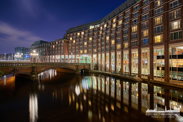 Hamburg Blaue Stunde am Alsterfleet und Steigenberger Hotel - Bild auf Leinwand