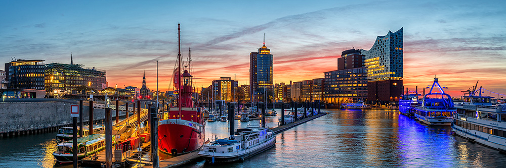 Hamburg Panorama mit der Elbphilharmonie im Morgenrot - Bild auf Leinwand, Acrylglas oder als Poster