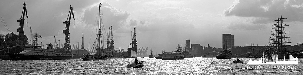 Hamburger Hafen Panorama in schwarzweiss - Hafengeburtstag Bild auf Leinwand