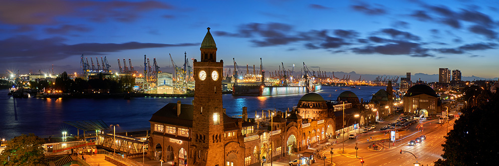 Hamburg Panorama - Blaue Stunde an den Landungsbrücken - St. Pauli - Bild auf Leinwand, Acrylglas oder Dibond 