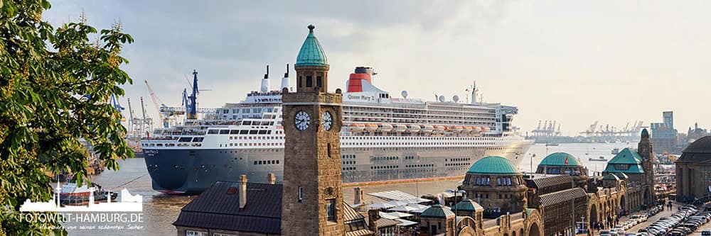 Hamburger Hafen Panorama - Queen Mary 2 an den Landungsbrücken