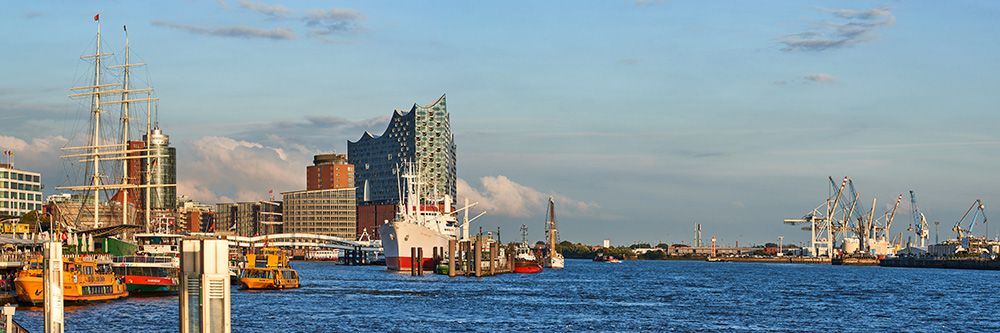 Hamburg Panorama an den Landungsbrücken - Bild auf Leinwand 