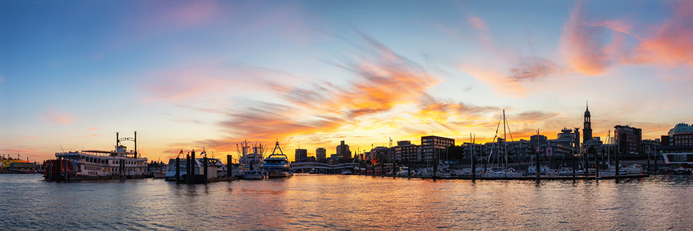 Abendrot Panorama im Hafen - Hamburg Bild auf Leinwand, Acrylglas, Akustikbild oder als Poster