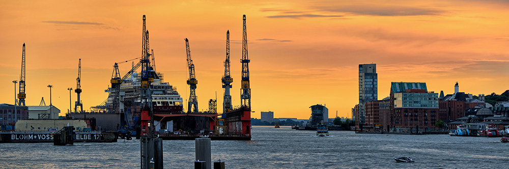 Hamburger Hafen und Elbe im Abendlicht - Bild auf Leinwand, Acrylglas, Alu-Dibond