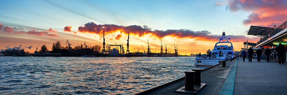 Sonnenuntergang an den Landungsbrücken  - Bild auf Leinwand, Acrylglasbild, Poster, Fotodrucke in Galeriequalität 