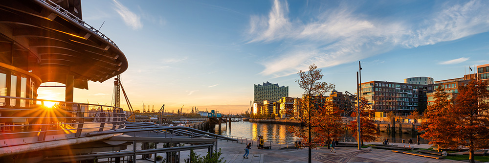 Herbstliches Panorama in der Hafencity - Wandbild auf Leinwand, Acrylglas oder als Poster