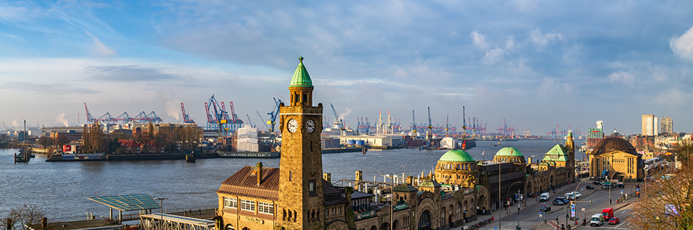 Landungsbrücken Panorama am Morgen - Hamburg Panoramabild mit Blick auf die Landungsbrücken und den Hafen auf Leinwand, Acrylglas, Akustikbild oder als Poster