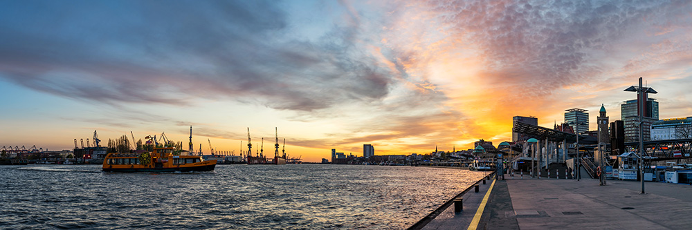 Hamburg Panorama Sonnenuntergang an den Landungsbrücken - Bild auf Leinwand oder Acrylglas