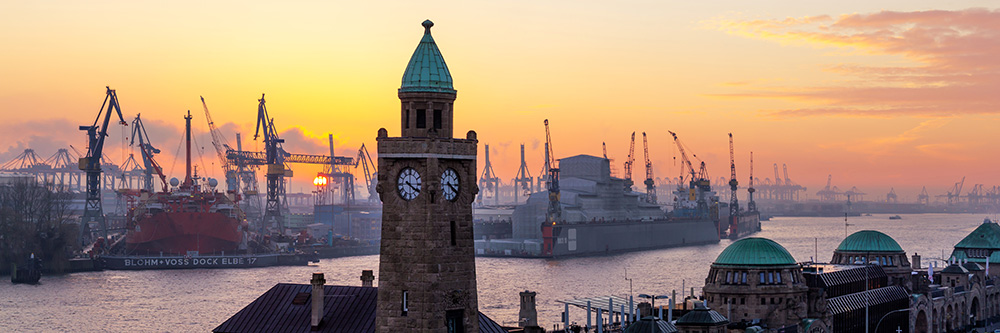 Abendpanorama an den Landungsbrücken - Hamburger Hafen Panoramabild auf Leinwand, Acrylglas, Akustikbild oder als Poster