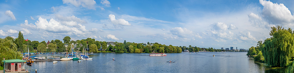 Panoramablick über die blaue Außenalster - Hamburg Wandbild im Panoramaformat auf Leinwand, Acrylglas, Akustikbild oder als Poster
