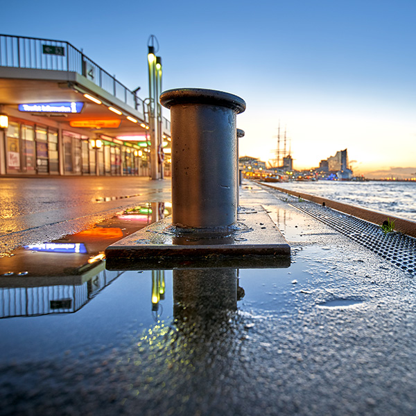 Hamburg Morgens an den Landungsbrücken - Bild auf Leinwand 