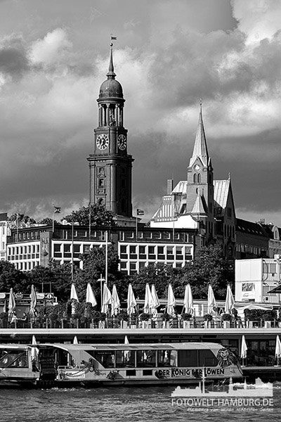Hamburg Bild auf Leinwand - Michel und Landungsbrücken in schwarzweiss