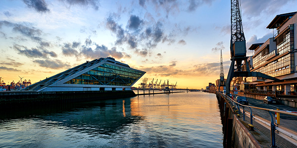 Abend am Dockland - Bild vom Hamburger Hafen auf Leinwand, Acrylglas, Akustikbild oder als Poster