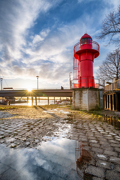 Abend am Leuchtturm - Maritimes Hamburg Wandbild auf Leinwand, Acrylglas oder als Poster