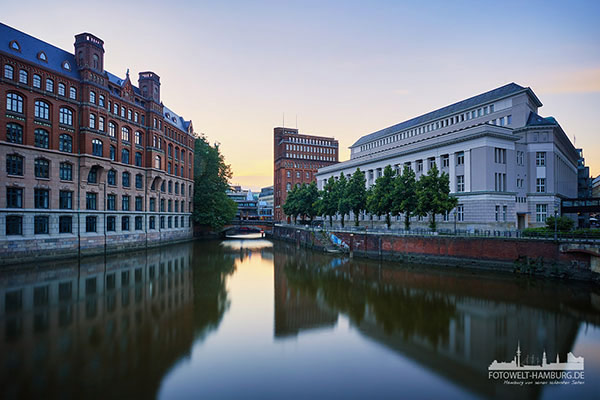 Elbphilharmonie und Speicherstadt - Bild auf Leinwand 