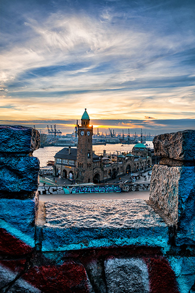 Abend am Stintfang - Bild von den Landungsbrücken auf Leinwand, Acrylglas oder als Poster