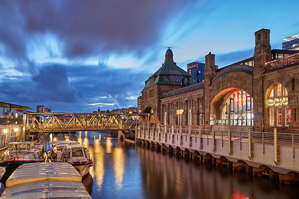 Abend an den Landungsbruecken in Hamburg - Bild auf Leinwand 