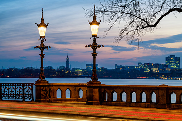 Abend an der Schwanenwikbrücke - Hamburgbild auf Leinwand, Acrylglas oder als Poster