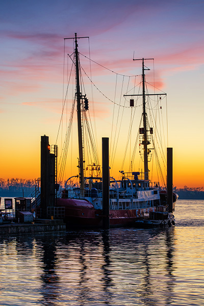 Abend in Övelgönne - Hamburger Hafen Bild auf Leinwand, Acrylglas oder als Poster