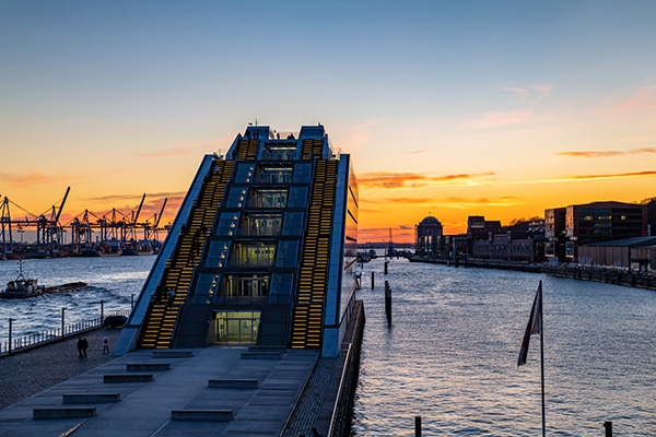 Abendlicht am Dockland - Hamburger Hafen Bild auf Leinwand, Acrylglas oder als Poster