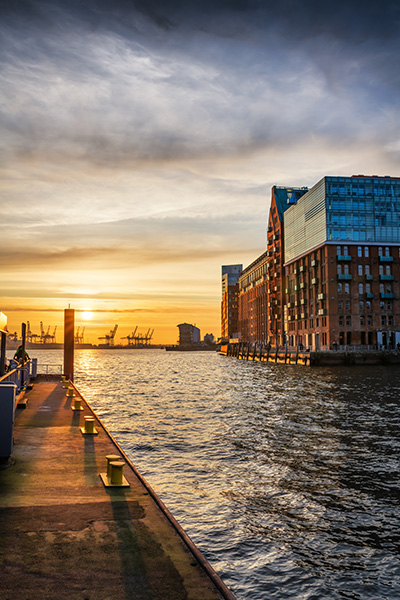 Sonnenuntergang am Fischmarkt Fähranleger - Hamburger Hafen Bild im Hochformat auf Leinwand, Acrylglas, Akustikbild oder als Poster