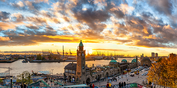 Abendlicht an den Landungsbrücken - Hamburg Bild auf Leinwand, Acrylglas oder als Poster