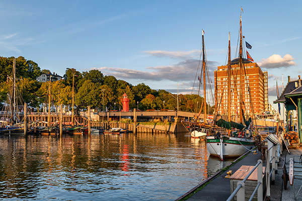 Abendlicht in Övelgönne - Hamburger Hafen Bild auf Leinwand, Acrylglas, Alu-Dibond, Akustikbild oder als Poster