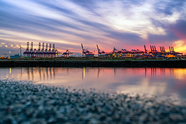 Abendrot im Hafen - Hamburger Hafen Fotografie auf Leinwand, Acrylglas, Akustikbild oder als Poster