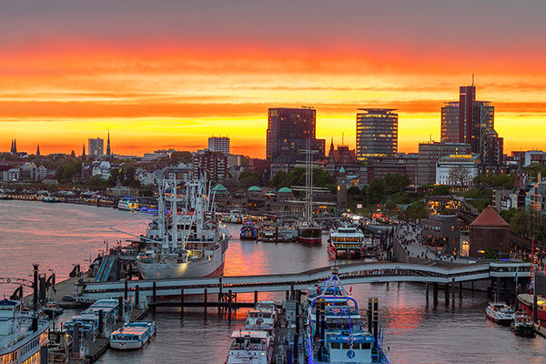 Abendrot über Hamburg - Hamburgbild auf Leinwand, Acrylglas oder als Poster