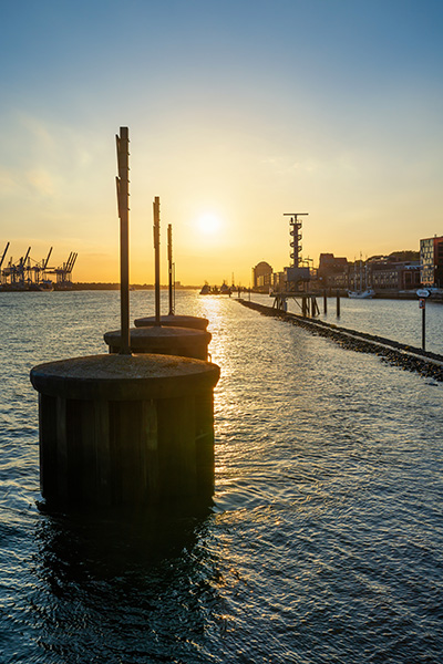 Abendlicht an der Elbe - Hamburger Hafen Wandbild auf Leinwand, Acrylglas, Akustikbild oder als Poster
