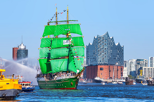 Zum Hamburger Hafengeburtstag gleitet die Alexander von Humboldt II durch den Hafen – Hamburger Hafen Wandbild auf Leinwand, Acrylglas, Akustikbild oder als Poster