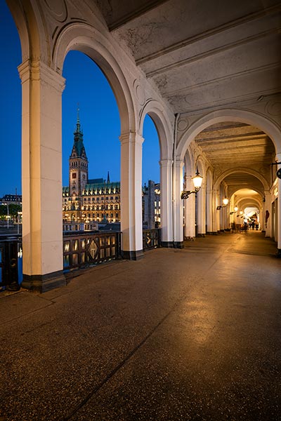 Alsterarkaden und Rathaus - Hamburg Bild auf Leinwand