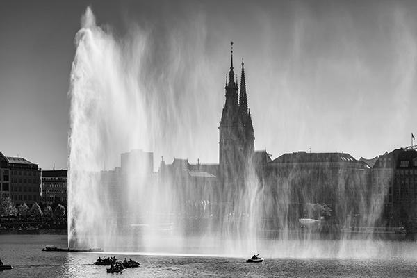 Alsterfontäne - Hamburg in schwarzweiß als Wandbild auf Leinwand, Acrylglas, Akustikbild oder als Poster