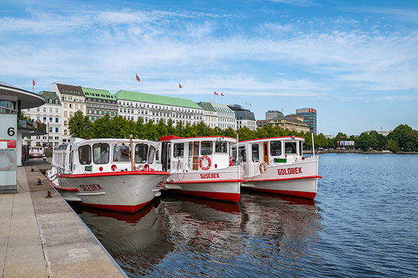 Alster Trio - Drei Alsterfähren vor dem Hotel Vier Jahreszeiten, Hamburg Wandbild auf Leinwand, Acrylglas, Akustikbild oder als Poster