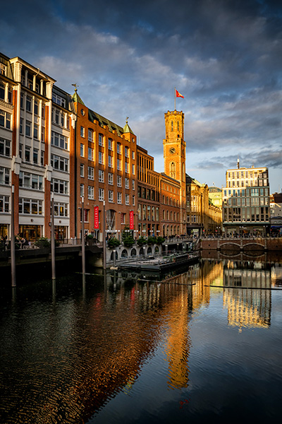 Alte Post im Abendlicht - Hamburg Landungsbrücken Bild auf Leinwand, Acrylglas, Akustikbild oder als Poster