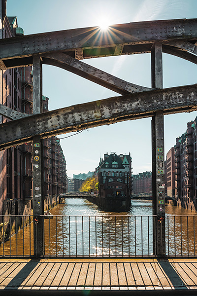 Poggenmühlenbrücke und Wasserschloss - Hamburg Speicherstadt Wandbild auf Leinwand, Acrylglas, Akustikbild oder als Poster