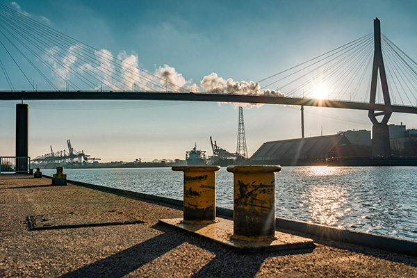 An der Köhlbrandbrücke - Hamburger Hafen Bild auf Leinwand, Acrylglas oder als Poster