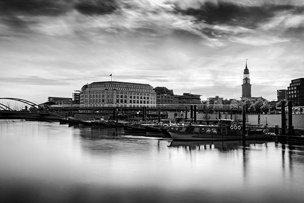 Michel und Binnenhafen in schwarzweiß - Hamburg Foto auf Leinwand, Acrylglas, Akustikbild oder als Poster