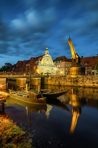 Lüneburg - Blaue Stunde am Alten Kran - Bild auf Leinwand, Acrylglas oder als Poster