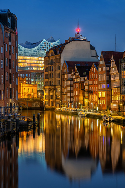 Blaue Stunde am Nikolaifleet - Hamburg Bild auf Leinwand, Acrylglas, Akustikbild oder als Poster