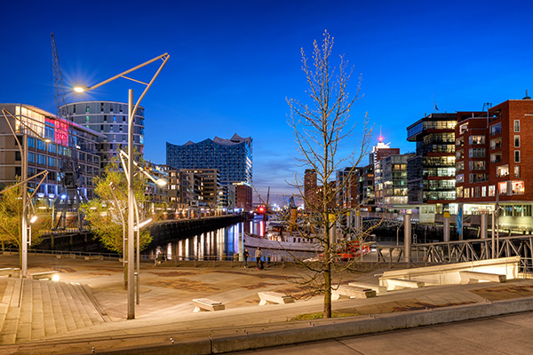 Blaue Stunde an den Magellan-Terrassen - Hamburg Hafencity Wandbild auf Leinwand, Acrylglas, Akustikbild oder als Poster