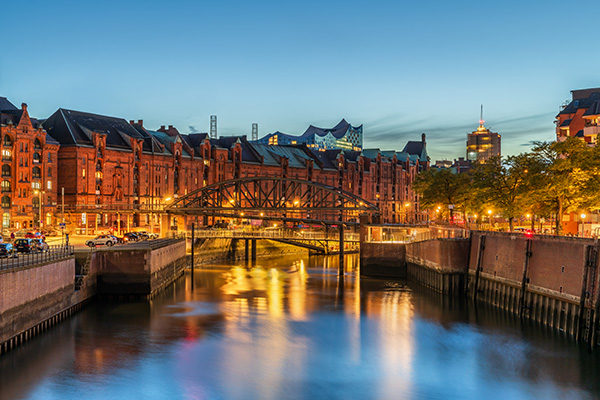 Blaue Stunde am Zollkanal - Speicherstadt und Elbphilharmonie Bild auf Leinwand, Acrylglas, Akustikbild oder als Poster