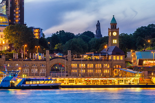 Blaue Stunde an den Landungsbrücken - Hamburger Hafen Bild auf Leinwand, Acrylglas, Akustikbild oder als Poster