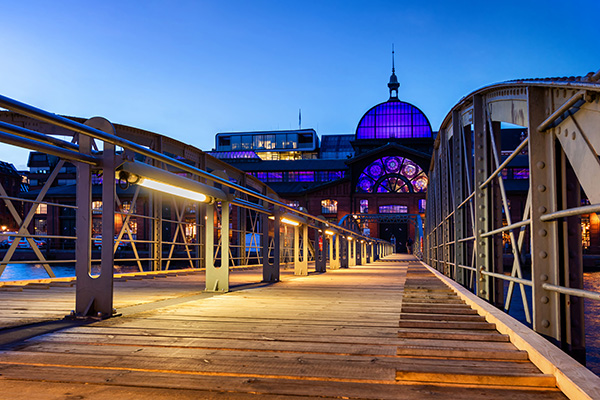 Blaue Stunde an der Fischauktionshalle - Hamburger Hafen Bild auf Leinwand, Acrylglas, Akustikbild oder als Poster
