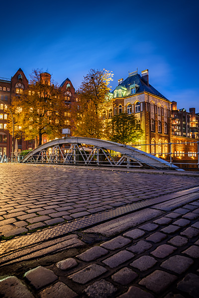 Blaue Stunde am Wasserschloss - Speicherstadt und Elbphilharmonie Bild auf Leinwand, Acrylglas, Akustikbild oder als Poster