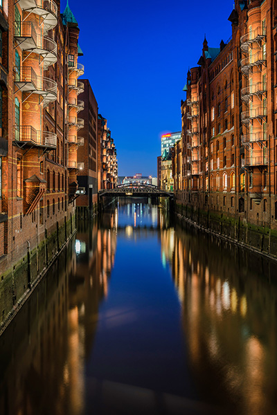 Blaue Stunde am Fleet - Speicherstadt Bild auf Leinwand, Acrylglas, Akustikbild oder als Poster