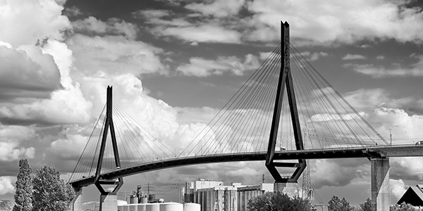 Hamburger Hafen Blick auf die Köhlbrandbrücke in schwarzweiss - Bild auf Leinwand oder Acrylglas