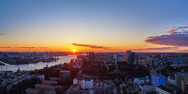 Sonnenuntergang hinter Hamburg - Bild auf Leinwand, Acrylglas, Alu-Dibond 
